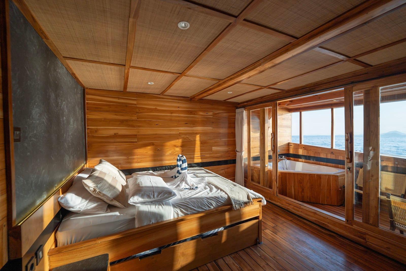 Lamborajo 3 — Cabin 6 (Master Ocean - Queen bed + Extra Single Bed + private bathroom and jacuzzi) (image 6)