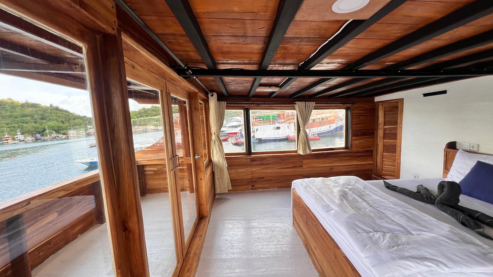 Flores Utama — Royal Master (Queen Bed + extra bed) (image 3)