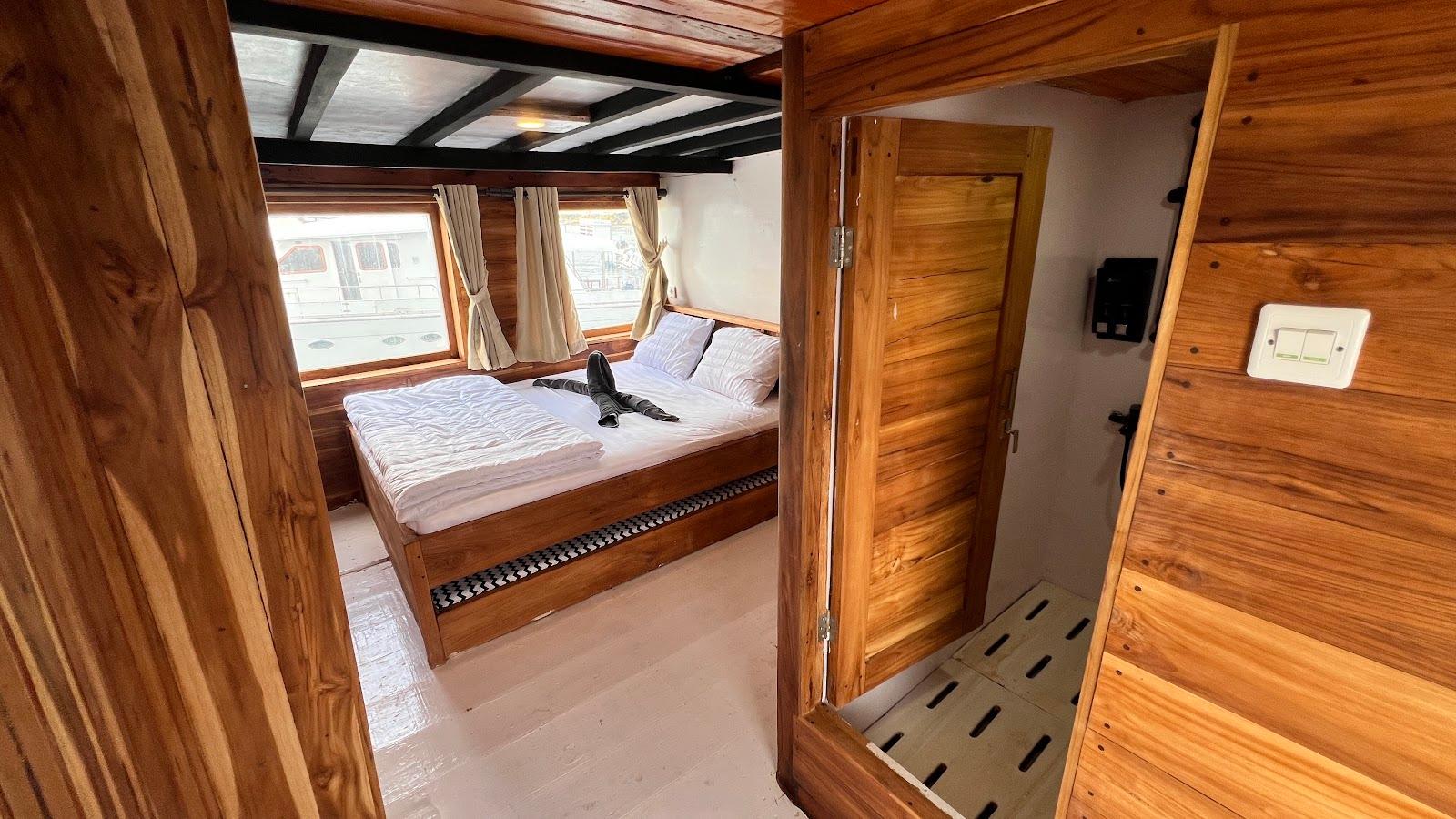 Flores Utama — Master Ocean 1 (Queen Bed + extra bed) (image 1)