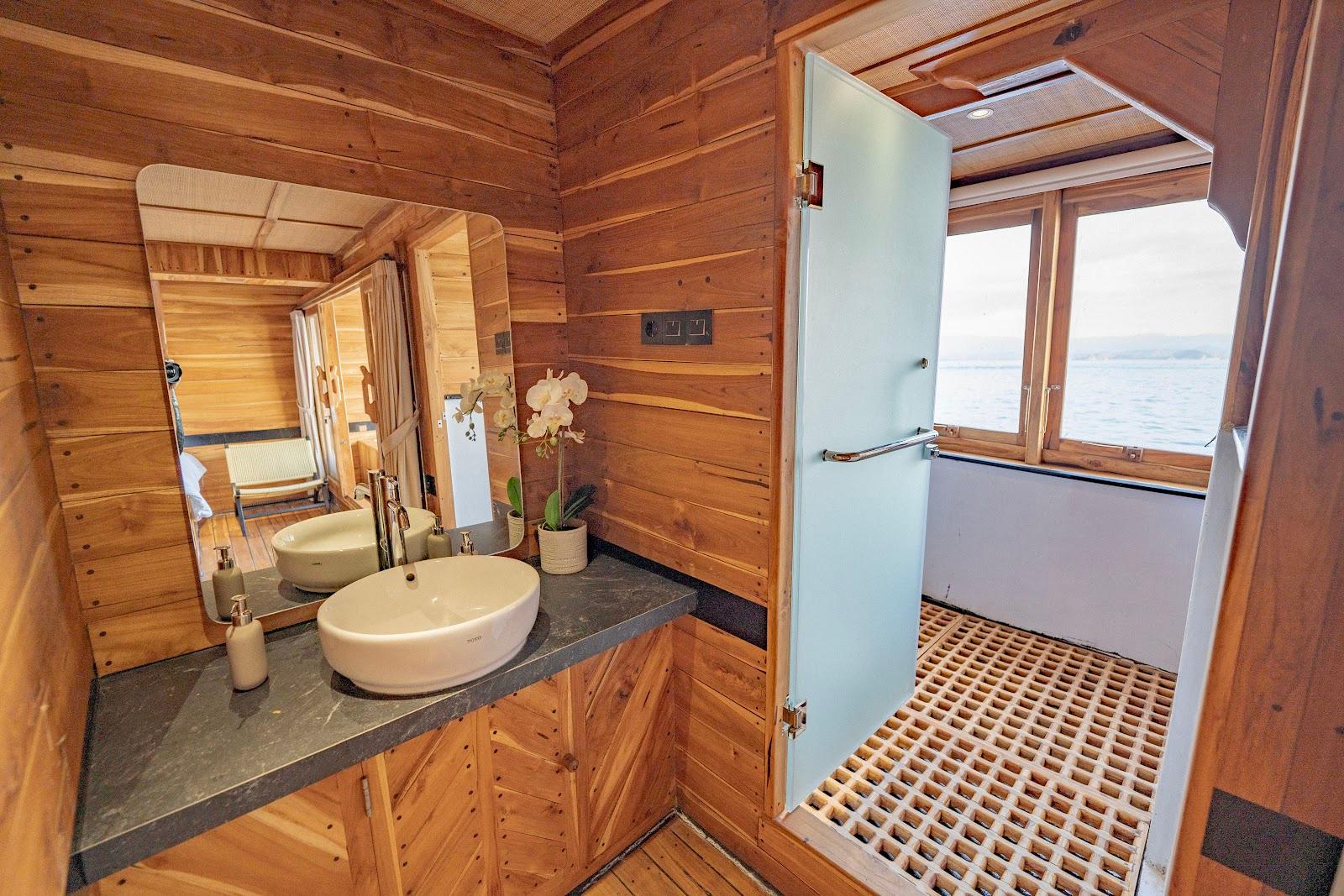 Lamborajo 3 — Cabin 5 (Master Ocean - Queen bed + Extra Single Bed + private bathroom and jacuzzi) (image 16)