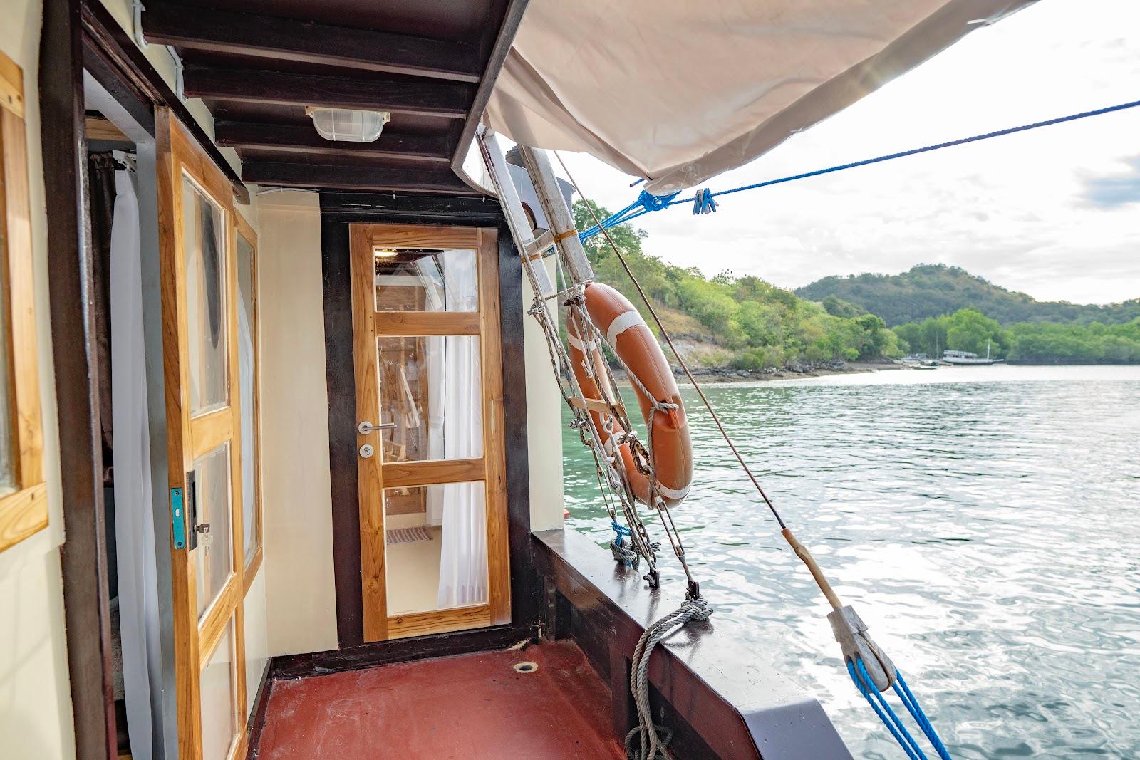 Alfathran — 5. Deluxe Full Ocean View - upper deck (queen Bed + Extra Single Bed 2-3pax) (image 2)