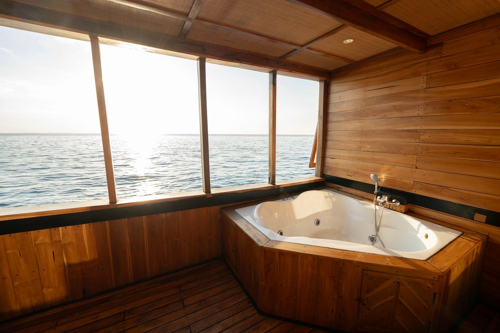 Lamborajo 3 — Cabin 5 (Master Ocean - Queen bed + Extra Single Bed + private bathroom and jacuzzi) (image 9)