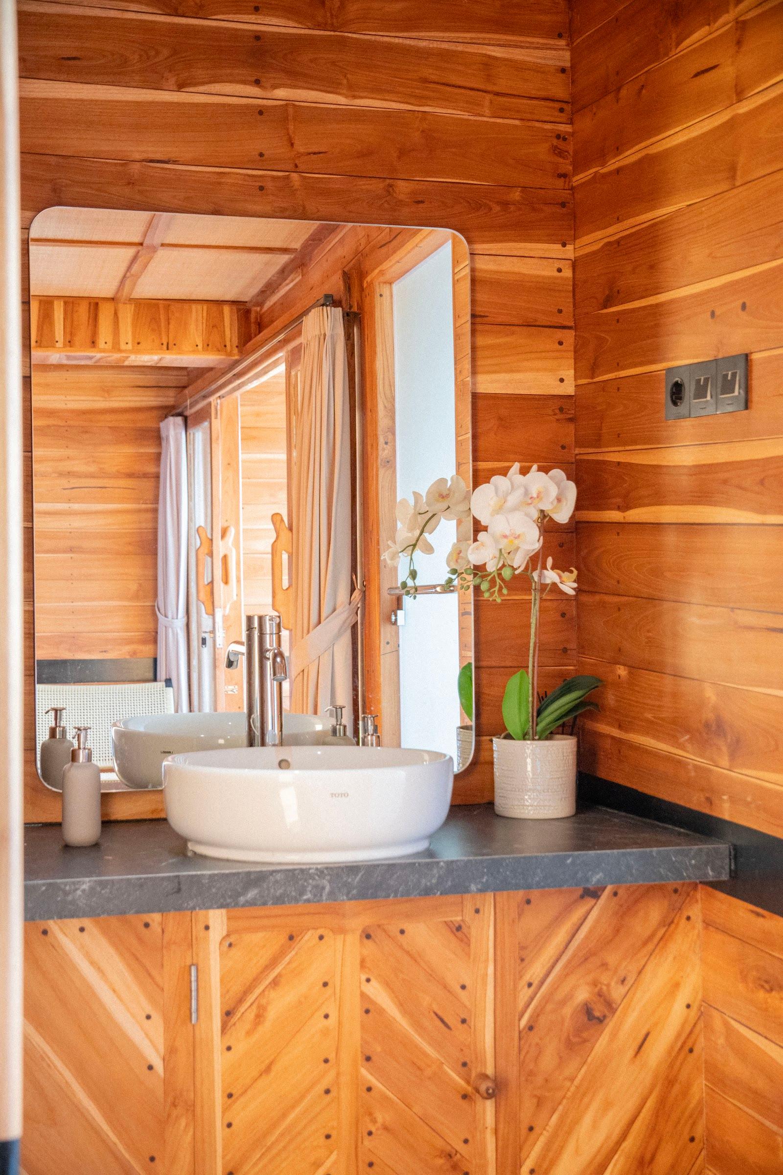 Lamborajo 3 — Cabin 6 (Master Ocean - Queen bed + Extra Single Bed + private bathroom and jacuzzi) (image 3)