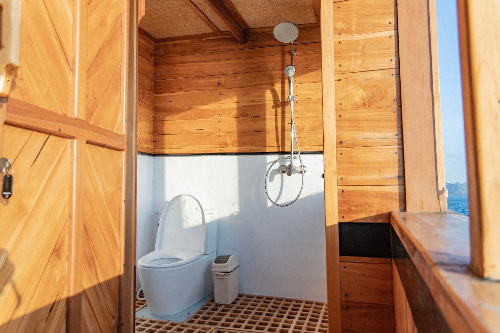 Lamborajo 3 — Cabin 5 (Master Ocean - Queen bed + Extra Single Bed + private bathroom and jacuzzi) (image 23)