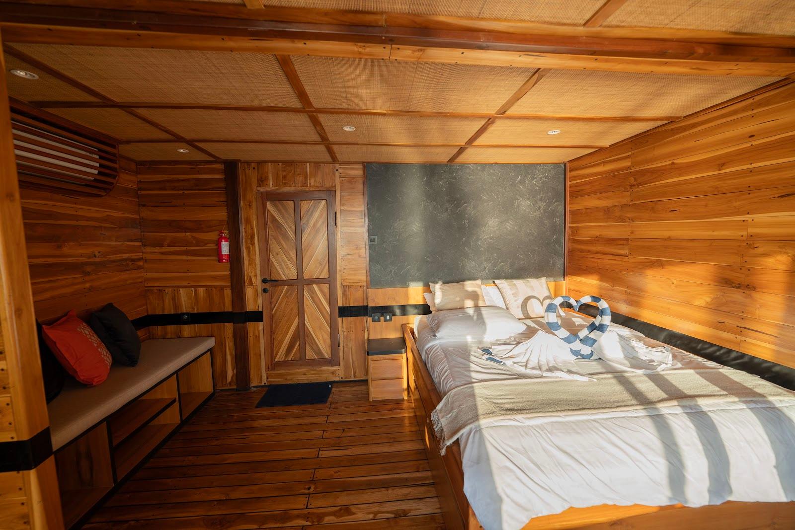 Lamborajo 3 — Cabin 6 (Master Ocean - Queen bed + Extra Single Bed + private bathroom and jacuzzi) (image 2)