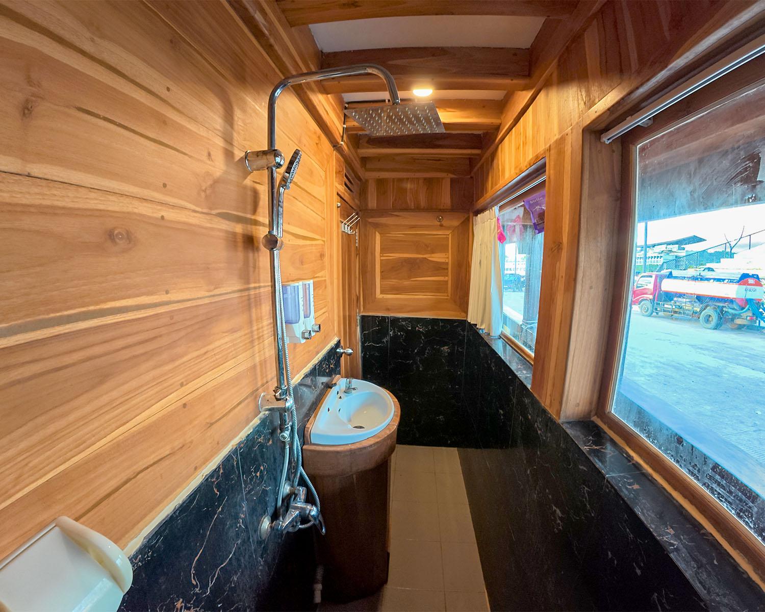 Alfathran 3 — Cabin 6 : Rinjani 01 Room (2x Queen Bed) (image 1)
