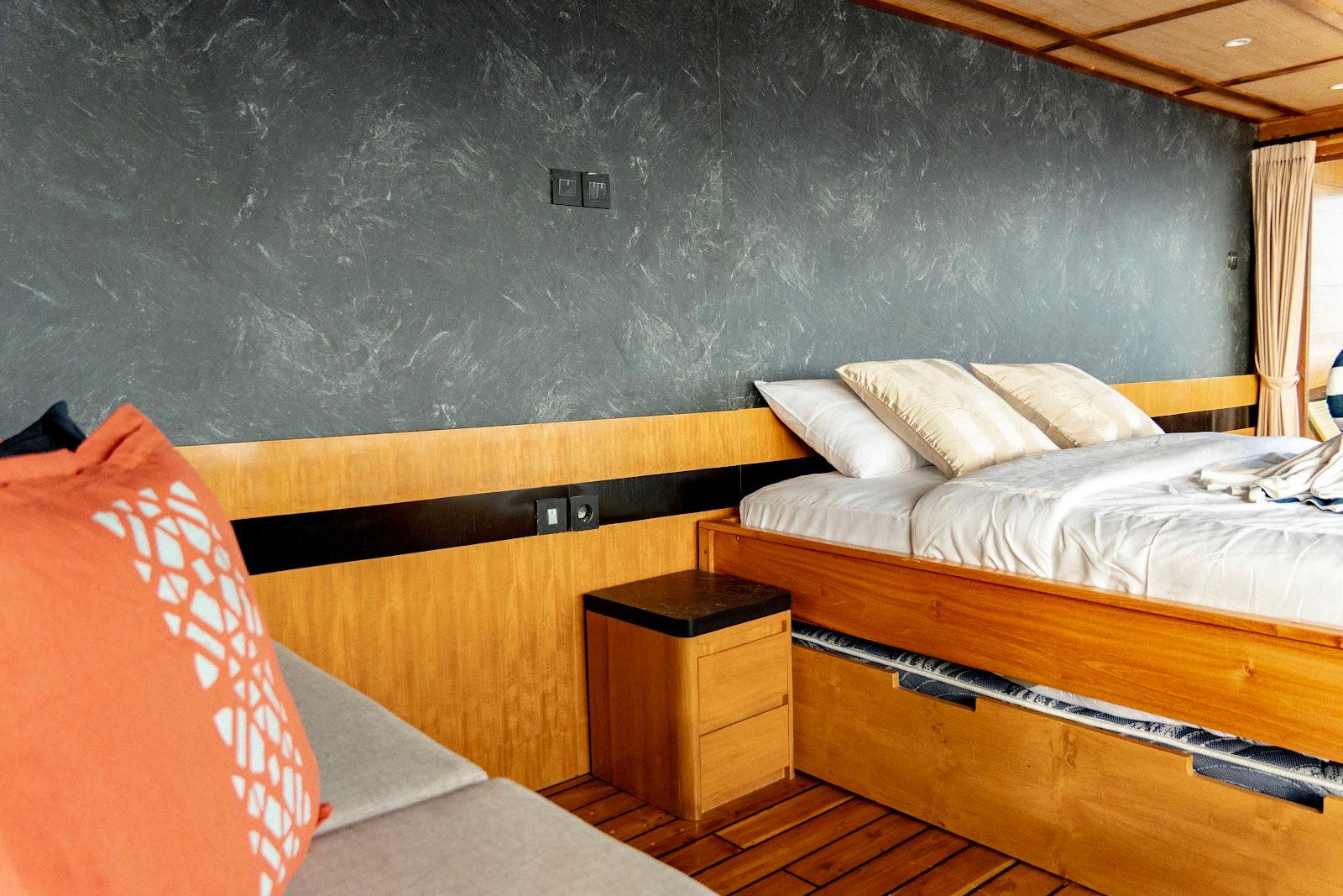 Lamborajo 3 — Cabin 8 (Royal Master - Queen bed + Extra 2x Single Bed + private bathroom and jacuzzi) (image 1)