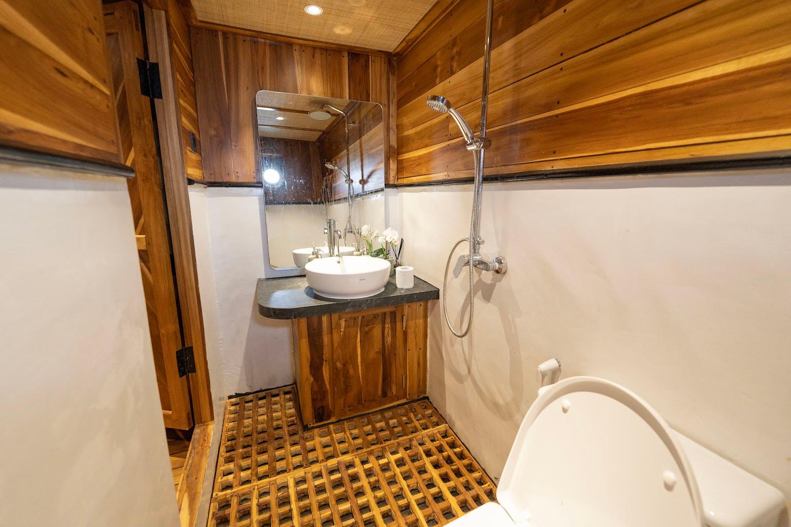 Lamborajo 3 — Cabin 1 (superior cabin - queen bed + private bathroom) (image 5)