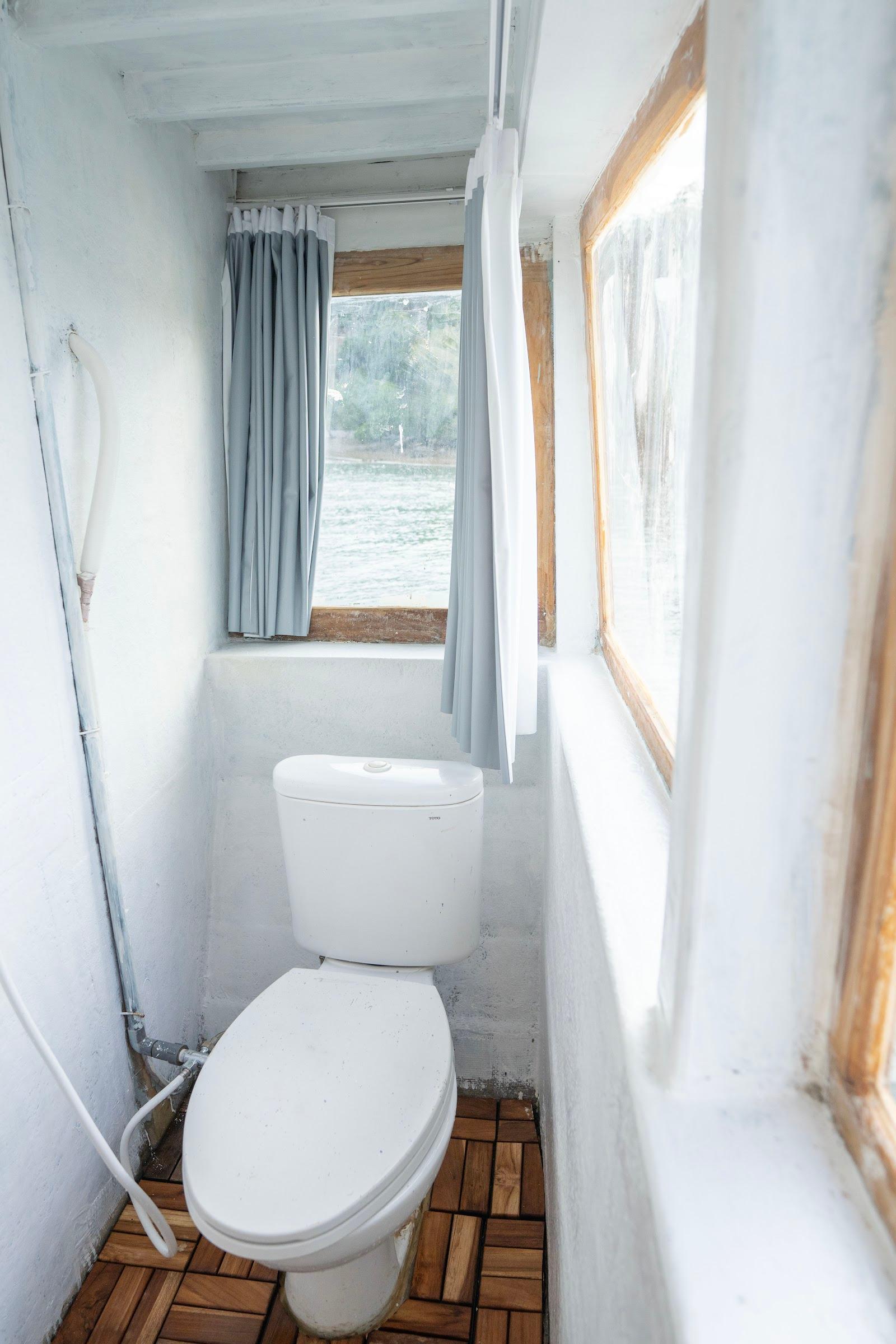 Alfathran — 6. Master Ocean View - upper deck(queen bed + Extra Single Bed 2-3 pax) (image 8)