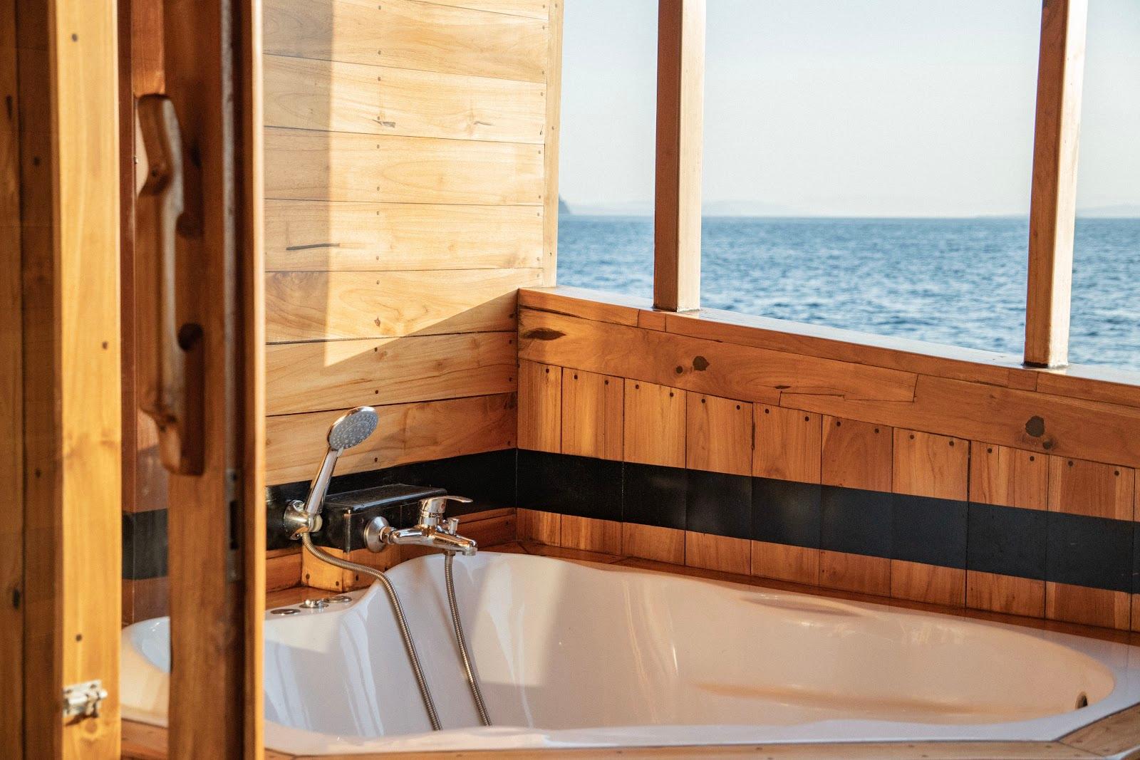 Lamborajo 3 — Cabin 6 (Master Ocean - Queen bed + Extra Single Bed + private bathroom and jacuzzi) (image 4)