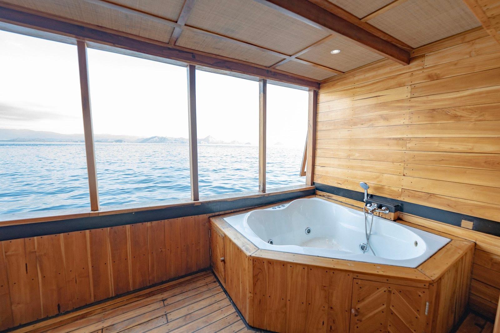 Lamborajo 3 — Cabin 5 (Master Ocean - Queen bed + Extra Single Bed + private bathroom and jacuzzi) (image 15)