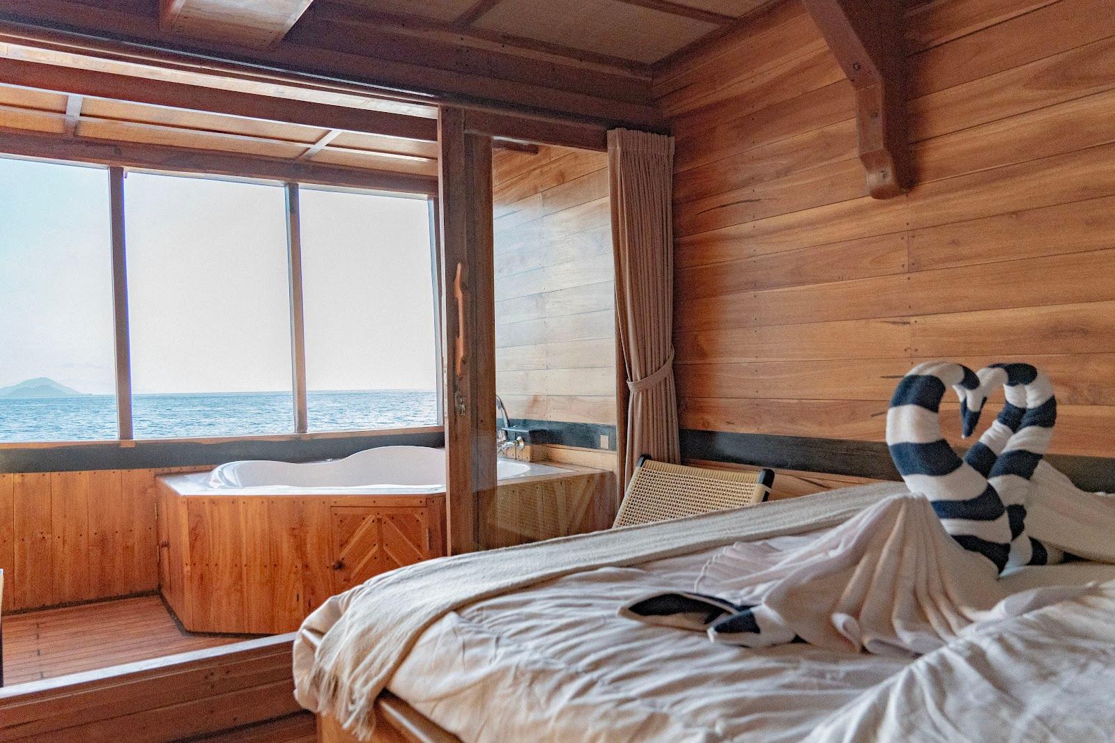 Lamborajo 3 — Cabin 5 (Master Ocean - Queen bed + Extra Single Bed + private bathroom and jacuzzi) (image 8)