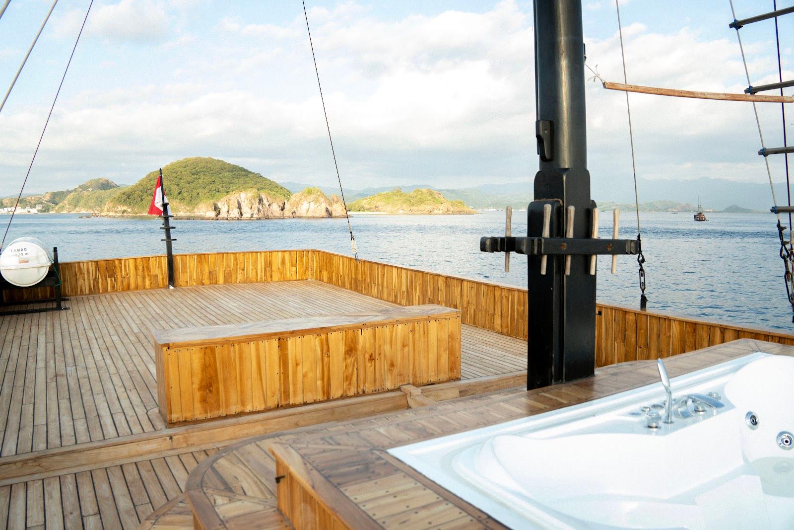 Lamborajo 3 — Jacuzzi and Sundeck - Upper Deck (image 1)