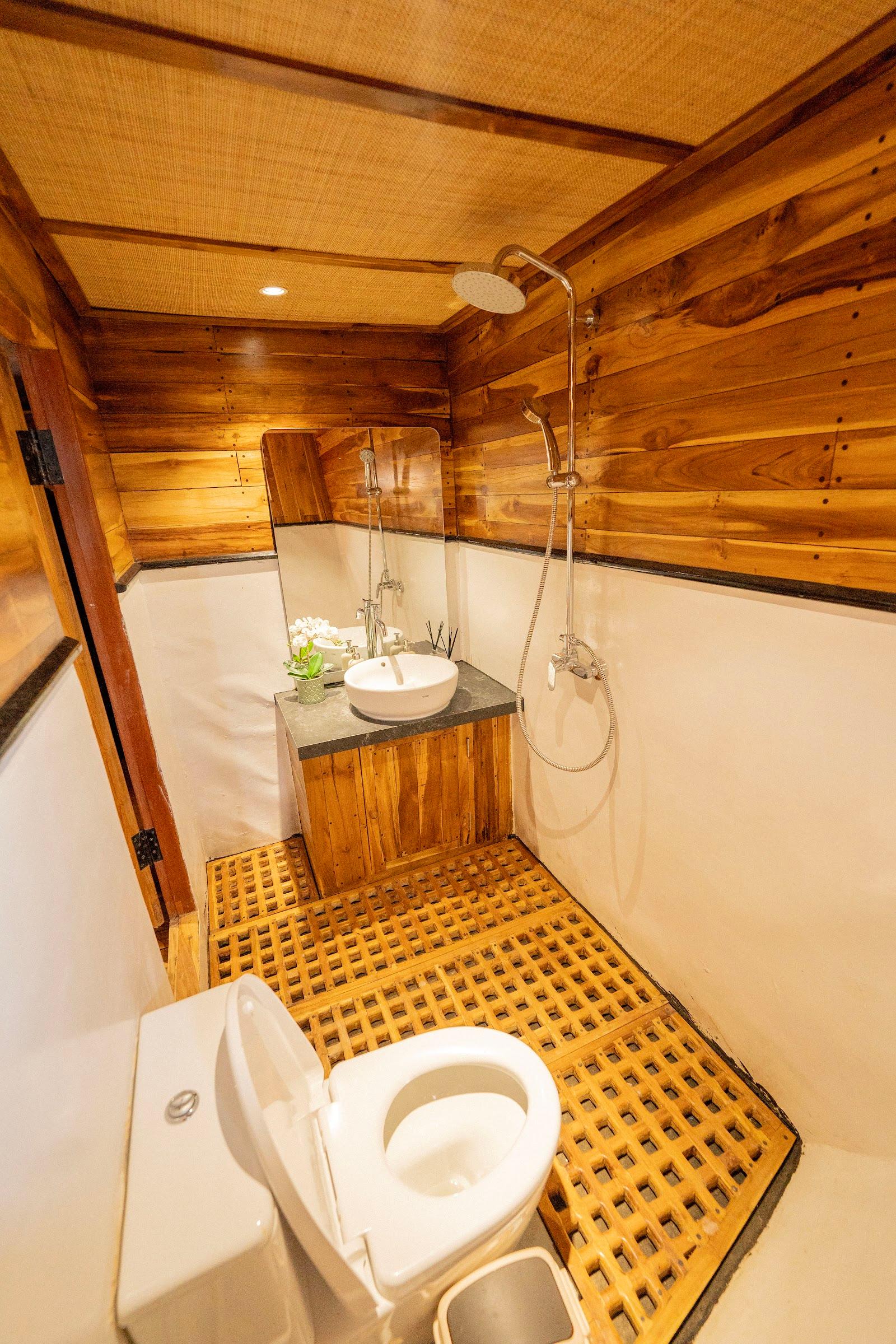 Lamborajo 3 — Cabin 4 (superior cabin - queen bed + private bathroom) (image 2)