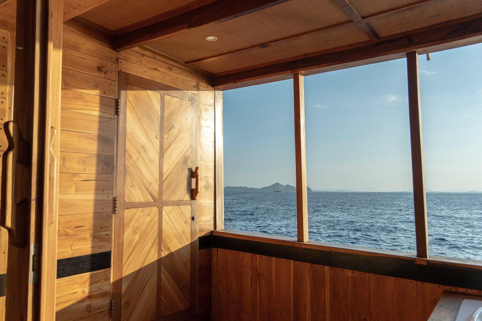 Lamborajo 3 — Cabin 5 (Master Ocean - Queen bed + Extra Single Bed + private bathroom and jacuzzi) (image 6)
