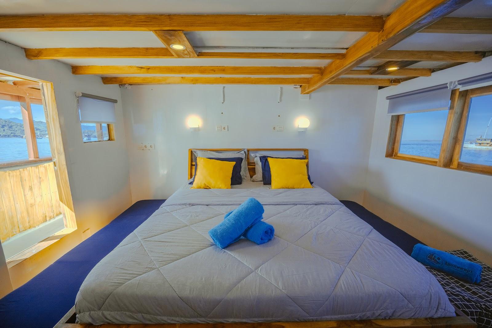 Lamborajo 1 — 5-Master Ocean (1) - Queenbed + 2x Extra Bed , Private bathroom (image 8)