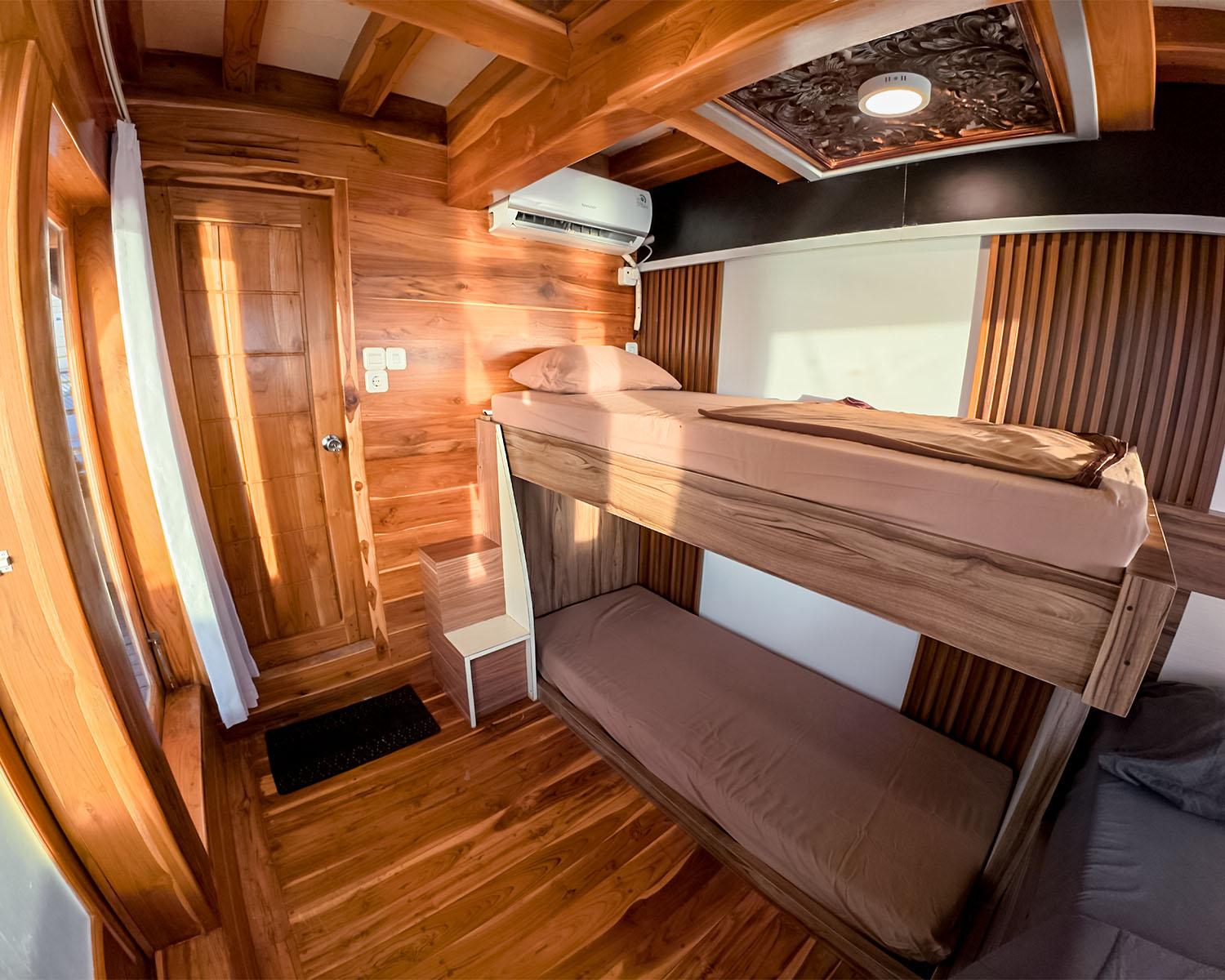 Alfathran 3 — Cabin 5 : Rinjani 02 Room (Queen Bed + 2 Extra Single Bed) (image 1)