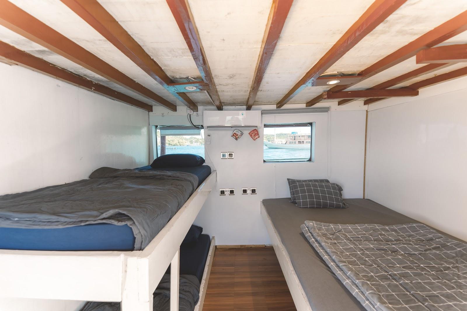 Lamborajo 1 — 4-Full Ocean - Queenbed + 2x Single Bunk Bed (image 1)
