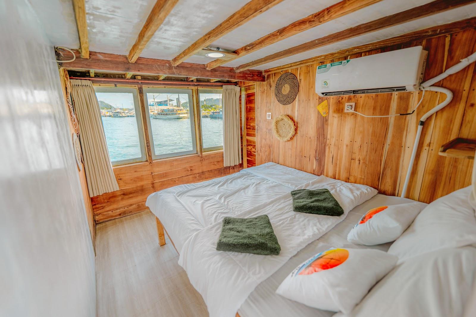Pesona Bajo — 1. Master Ocean - Queen Bed + Private Bathroom (image 15)