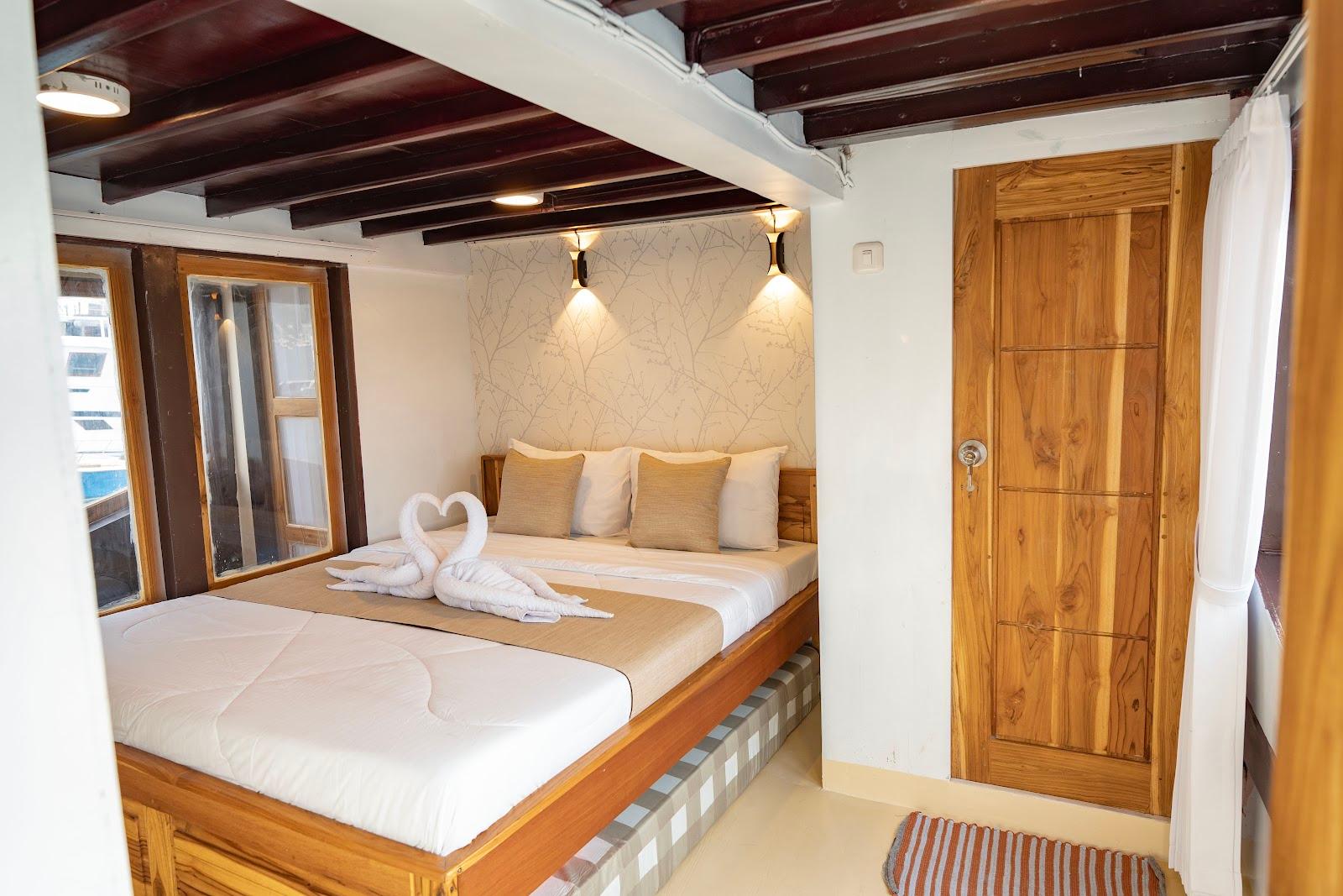 Alfathran — 5. Deluxe Full Ocean View - upper deck (queen Bed + Extra Single Bed 2-3pax) (image 3)