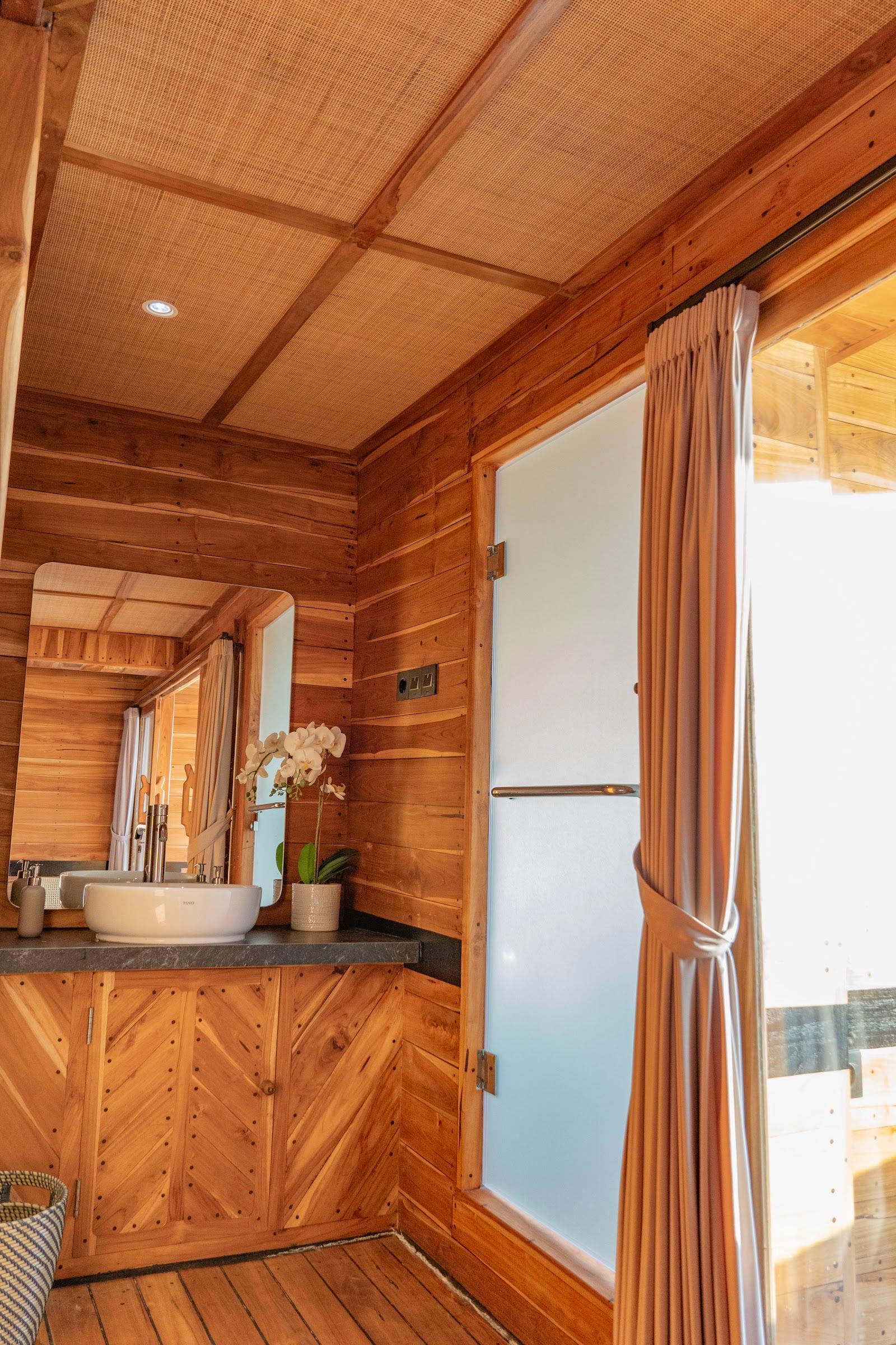 Lamborajo 3 — Cabin 5 (Master Ocean - Queen bed + Extra Single Bed + private bathroom and jacuzzi) (image 4)