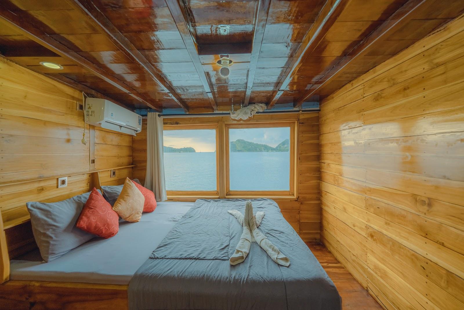 Balaraja — 6-Master Ocean(2) - Queen Bed + Extra Bed, private bathroom (image 2)