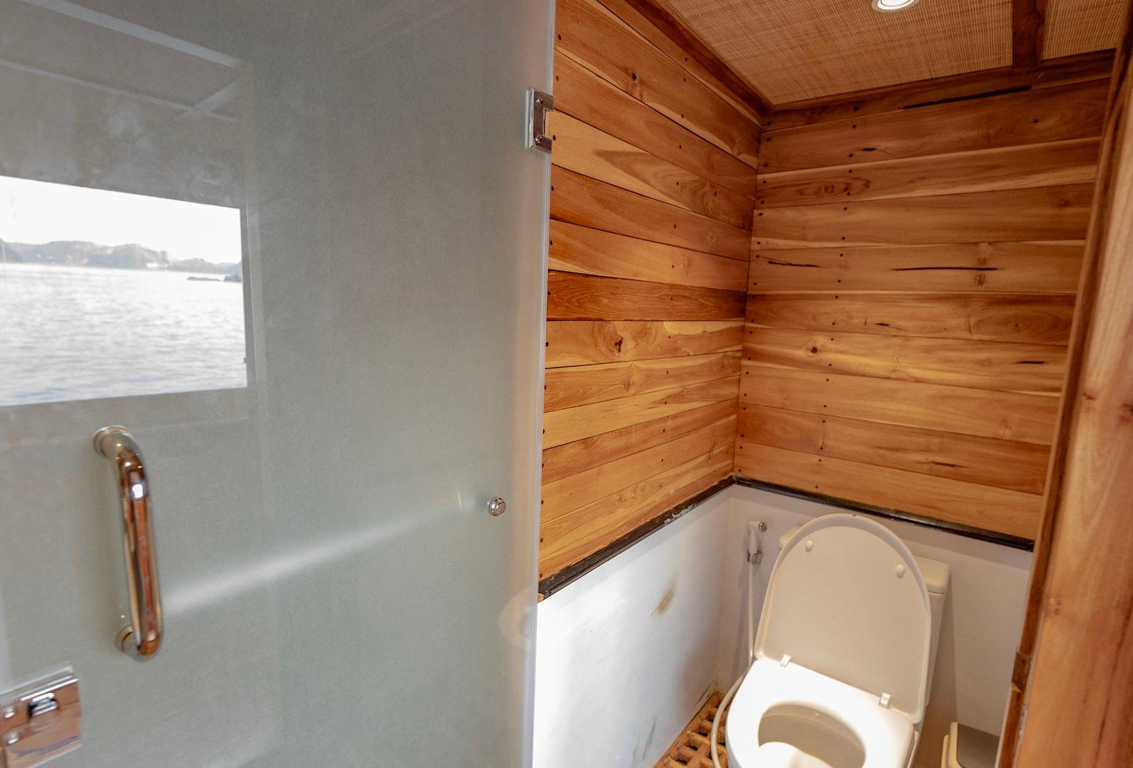Lamborajo 3 — Cabin 7 (Royal Master - Queen bed + Extra 2x Single Bed + private bathroom and jacuzzi) (image 1)