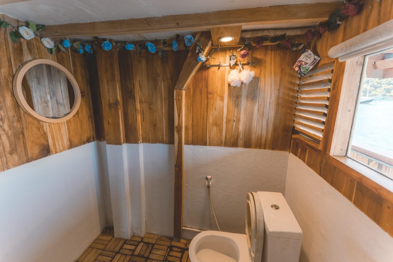 Lamborajo 1 — 5-Master Ocean (1) - Queenbed + 2x Extra Bed , Private bathroom (image 2)