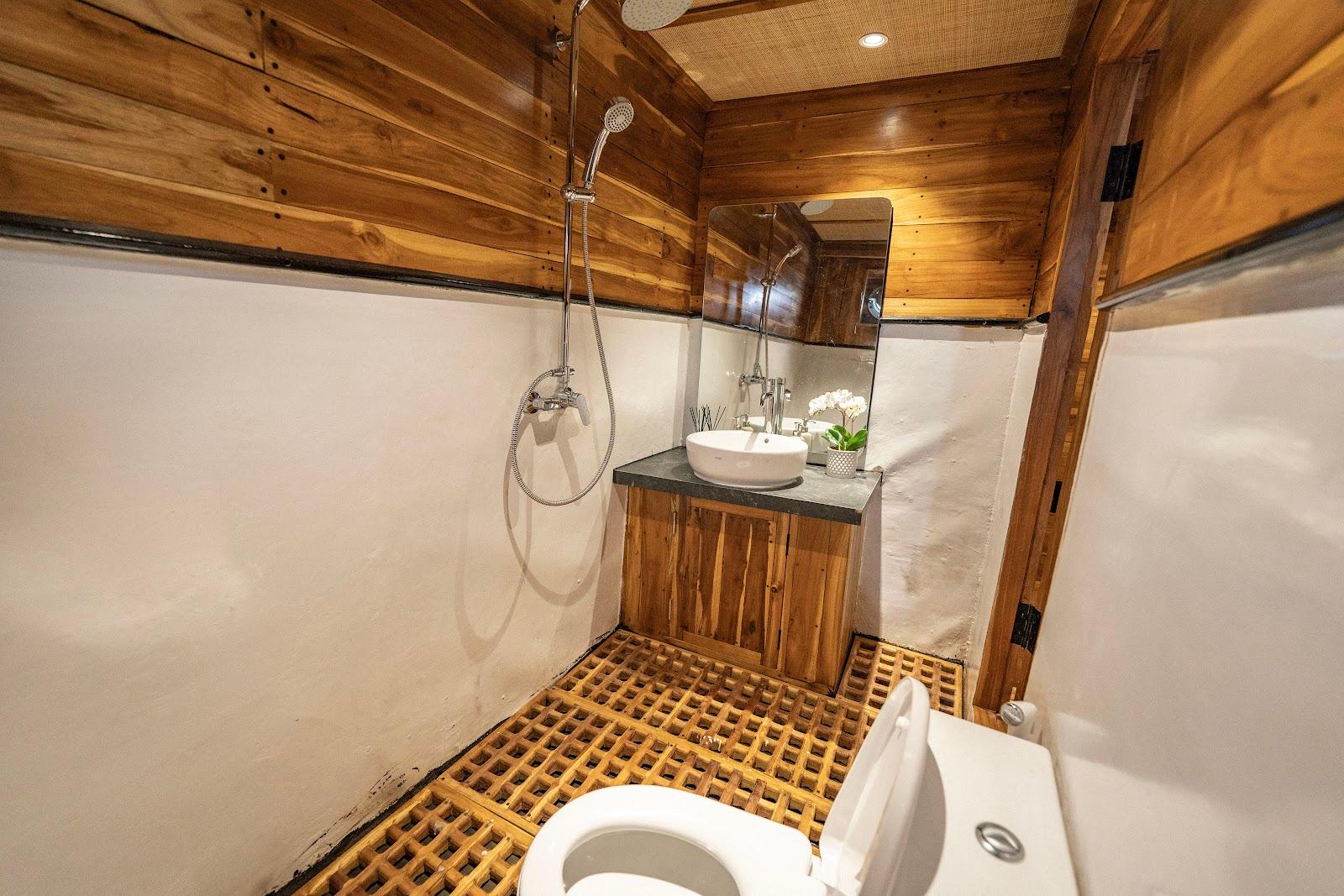 Lamborajo 3 — Cabin 2 (superior cabin - queen bed + private bathroom) (image 5)