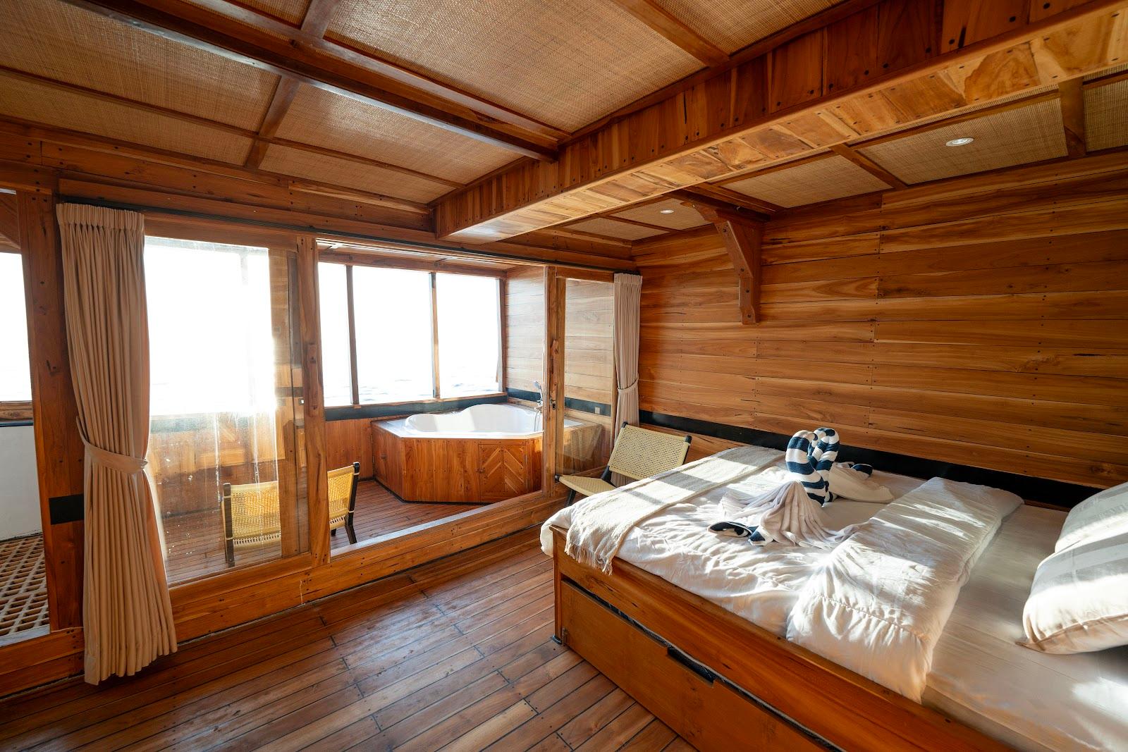 Lamborajo 3 — Cabin 5 (Master Ocean - Queen bed + Extra Single Bed + private bathroom and jacuzzi) (image 11)