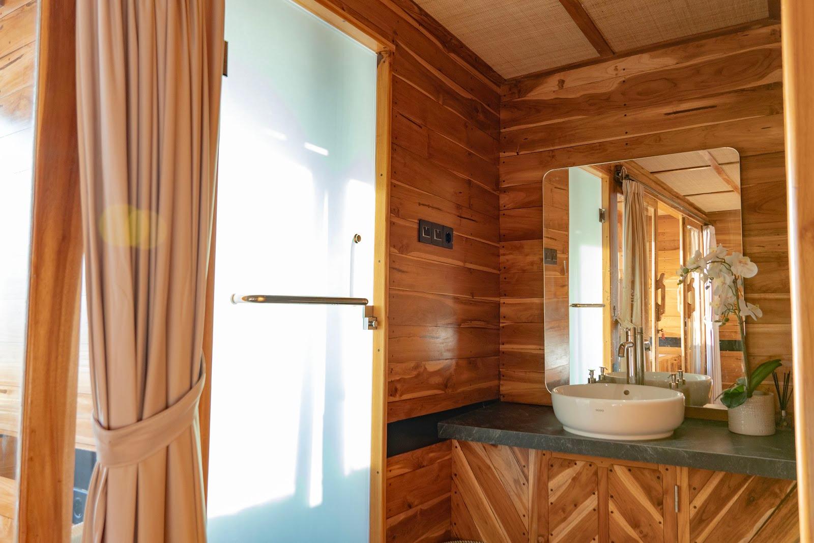 Lamborajo 3 — Cabin 6 (Master Ocean - Queen bed + Extra Single Bed + private bathroom and jacuzzi) (image 1)