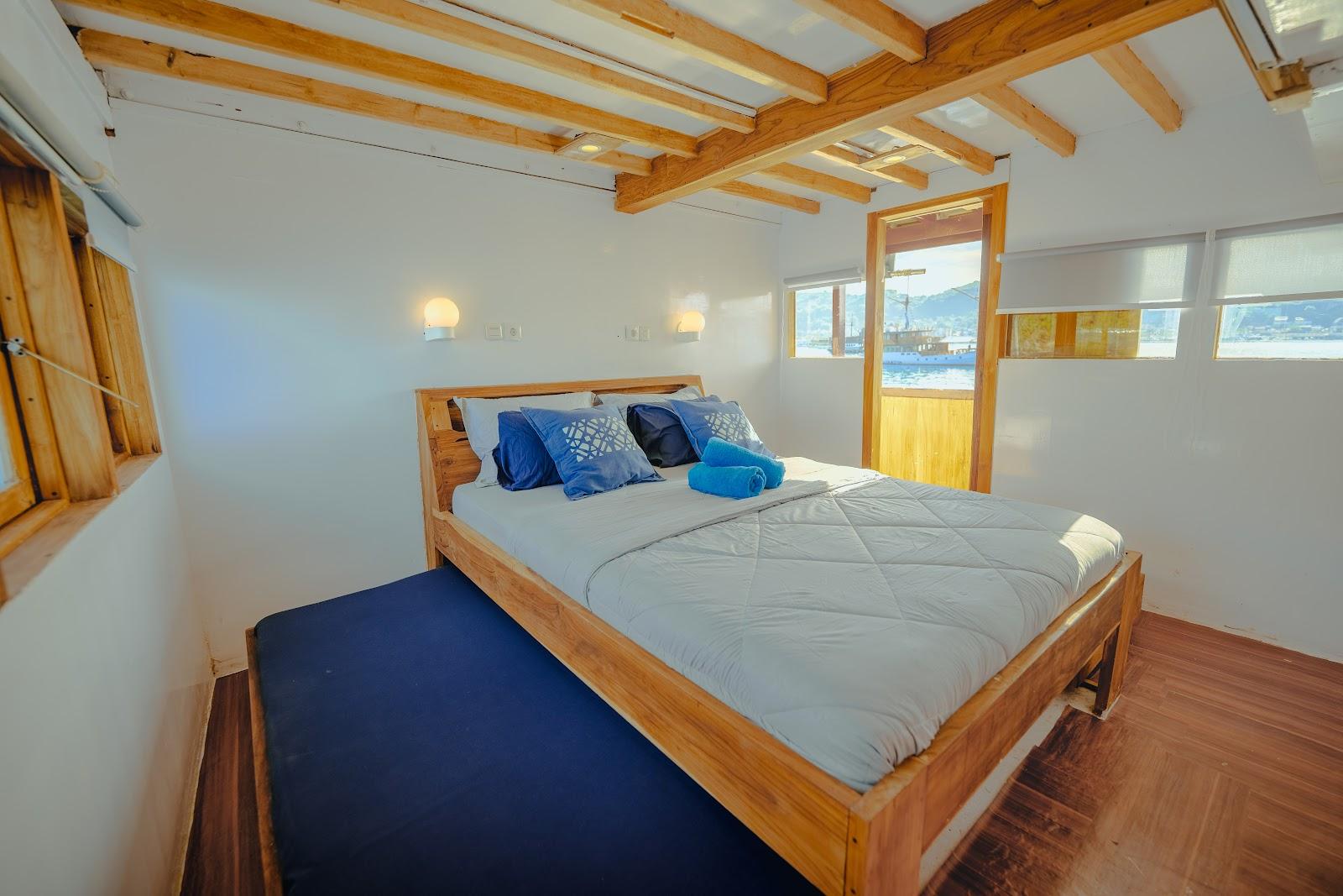 Lamborajo 1 — 6-Master Ocean (2) - Queenbed + 2x Extra Bed , Private bathroom (image 8)