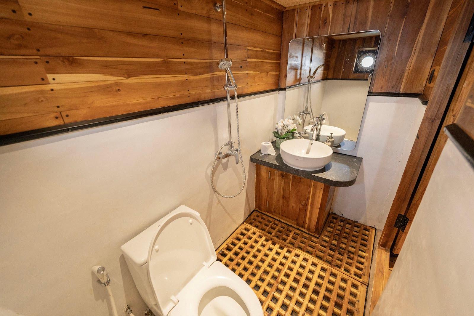 Lamborajo 3 — Cabin 4 (superior cabin - queen bed + private bathroom) (image 4)