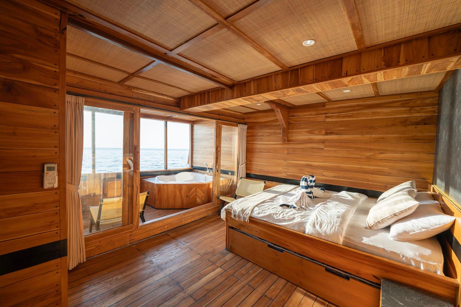 Lamborajo 3 — Cabin 5 (Master Ocean - Queen bed + Extra Single Bed + private bathroom and jacuzzi) (image 7)