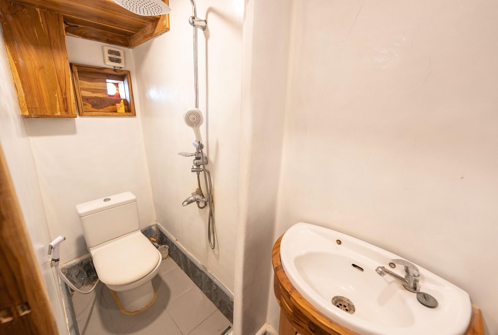 Alfathran 3 — Cabin 7-10 : Gili Room (Queen Bed + Private Bathroom) (image 1)