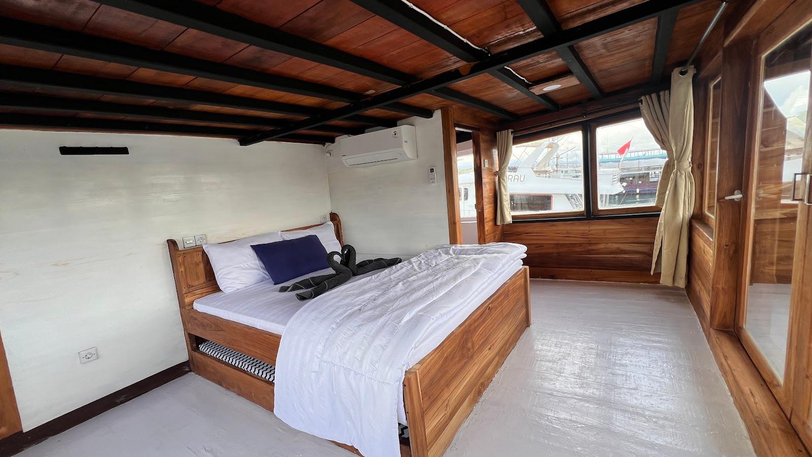 Flores Utama — Royal Master (Queen Bed + extra bed) (image 5)