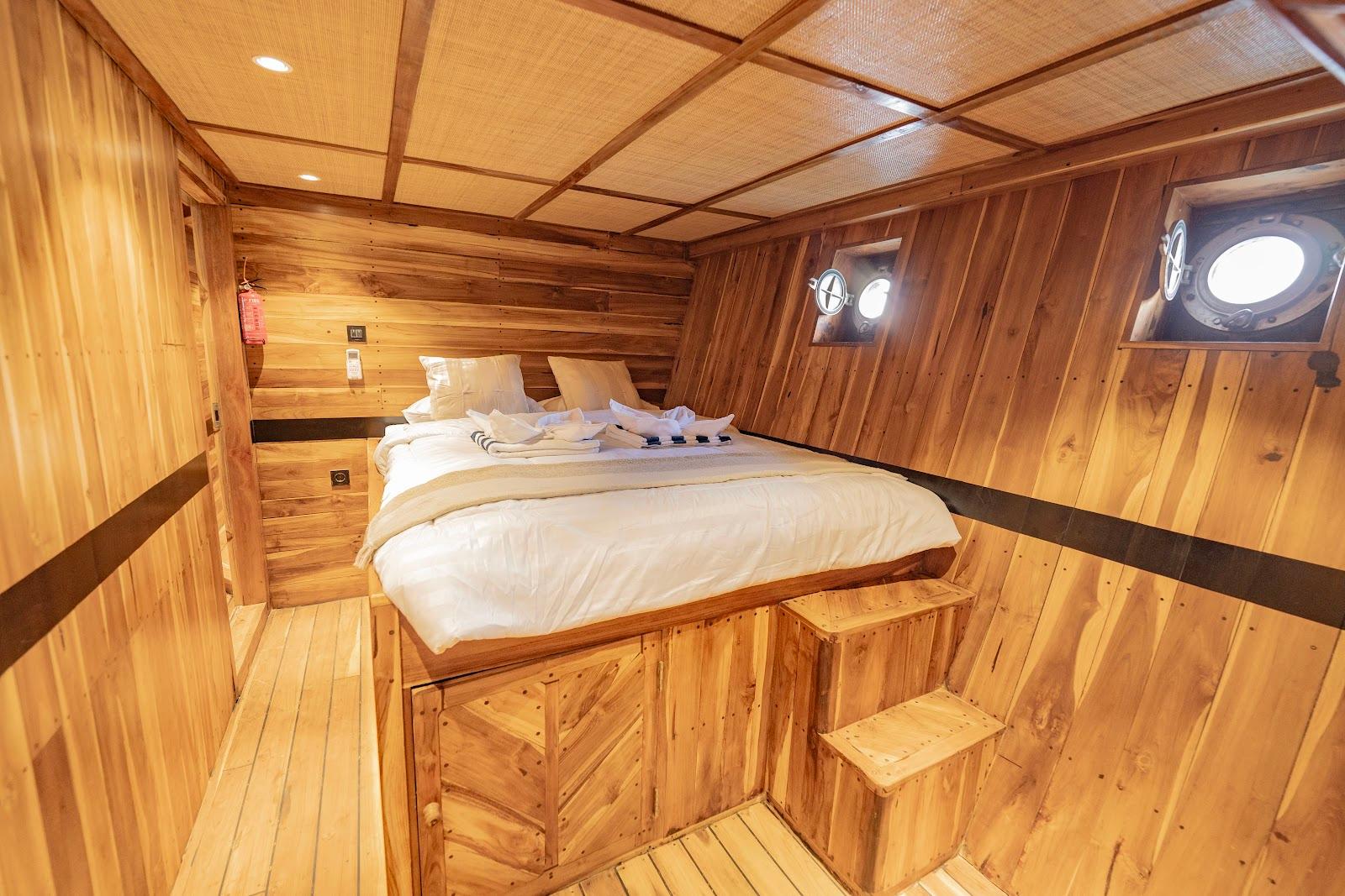 Lamborajo 3 — Cabin 1 (superior cabin - queen bed + private bathroom) (image 2)