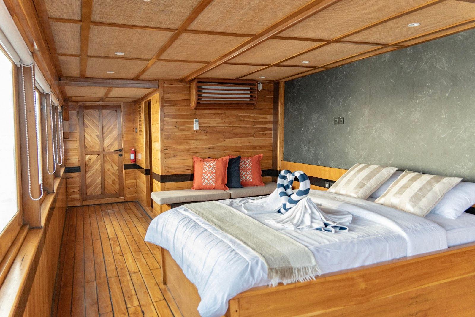 Lamborajo 3 — Cabin 8 (Royal Master - Queen bed + Extra 2x Single Bed + private bathroom and jacuzzi) (image 4)