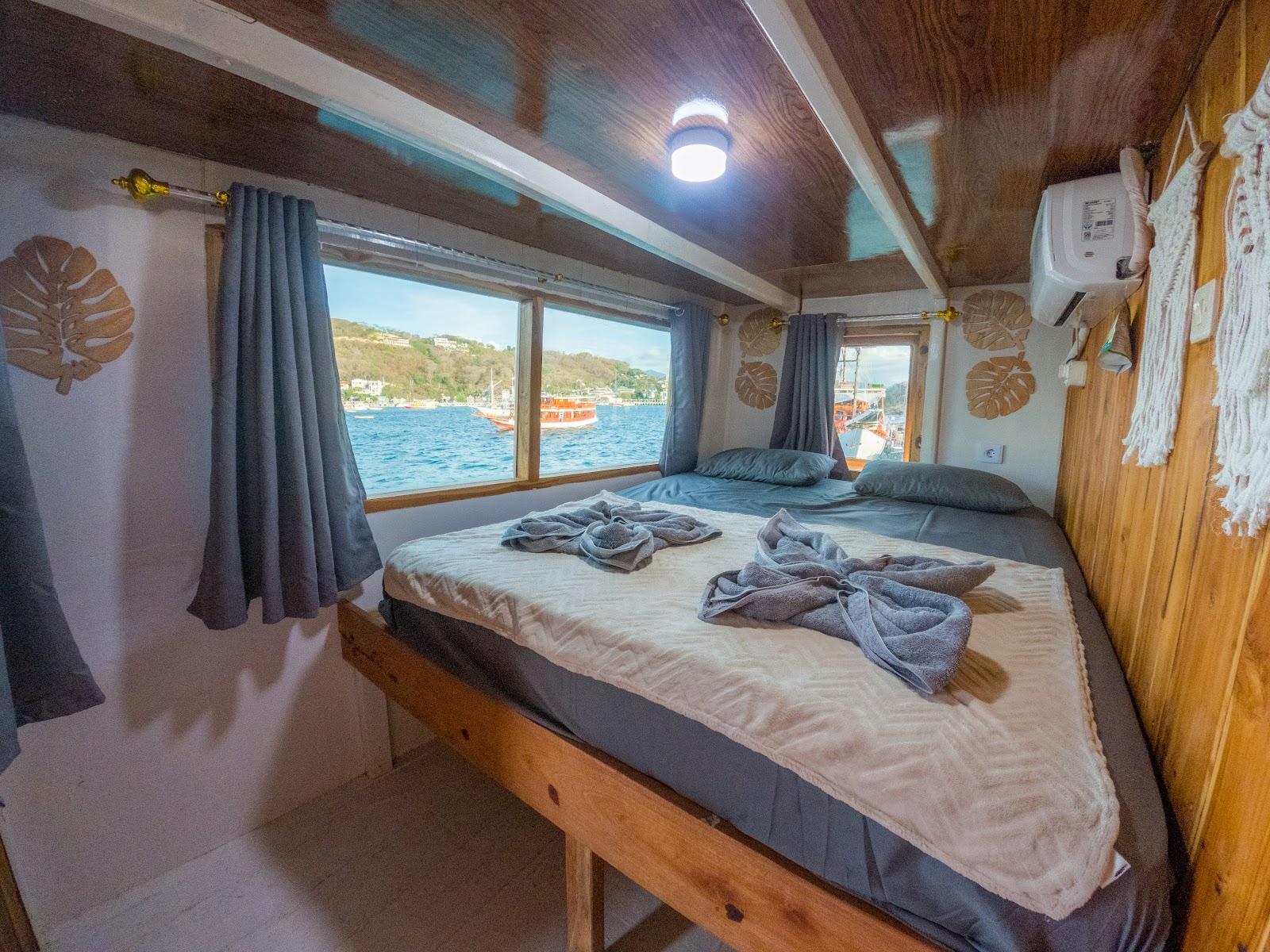 Almadira — CABIN 4-5 - Deluxe Ocean Upper Deck (queen Bed + Bathroom) (image 2)