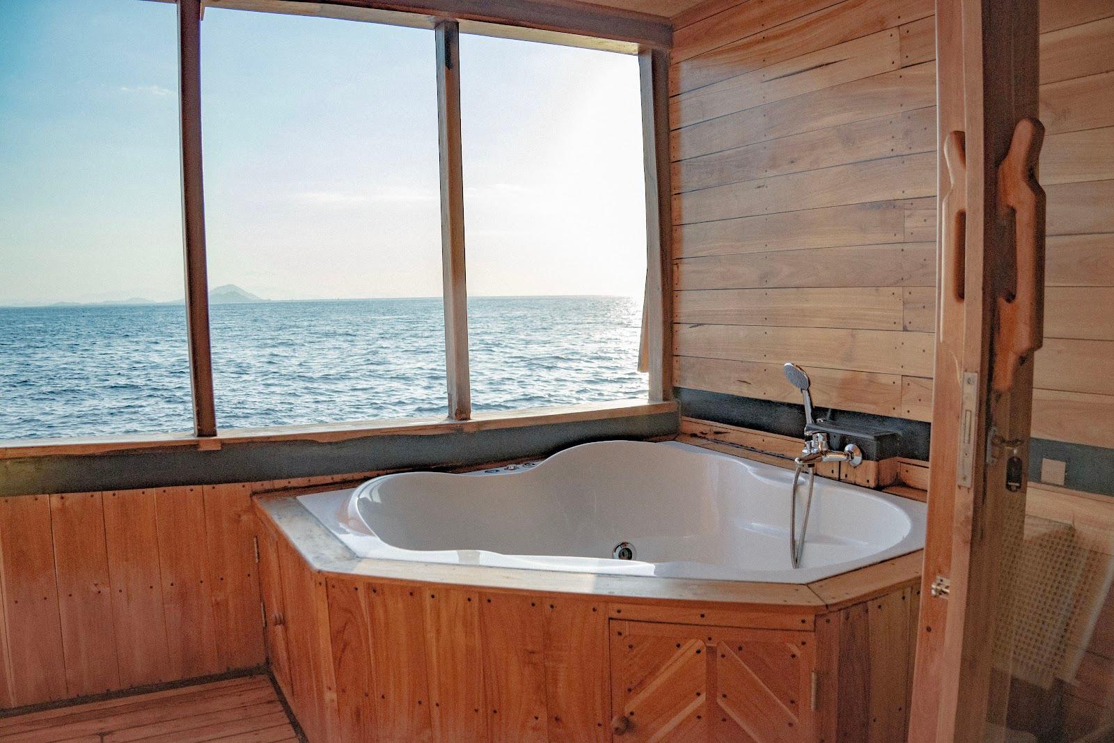 Lamborajo 3 — Cabin 5 (Master Ocean - Queen bed + Extra Single Bed + private bathroom and jacuzzi) (image 2)