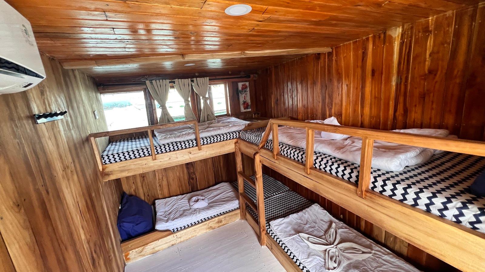 Flores Utama — share cabin 4 (4x Single Bunk Bed) (image 1)