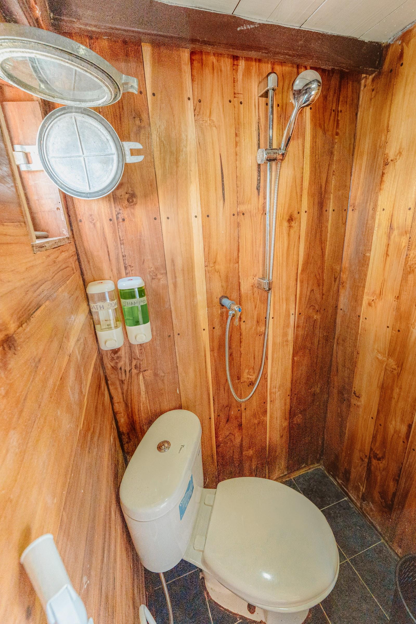 Pesona Bajo — 1. Master Ocean - Queen Bed + Private Bathroom (image 18)