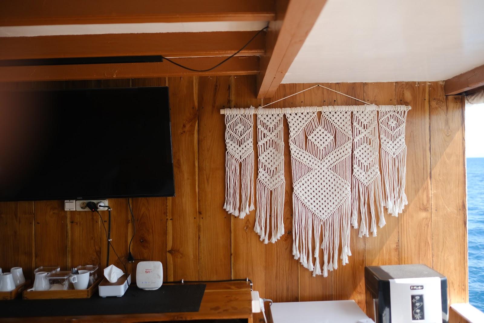 Dinara Live A Board — Entertaint room (image 1)