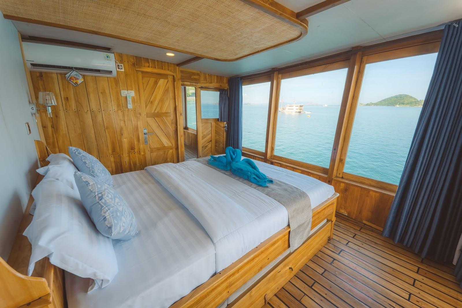 Lamborajo 2 — 7-Master Ocean-(1) Queen bed + Extra Bed -Private bathroom, balcony (image 1)