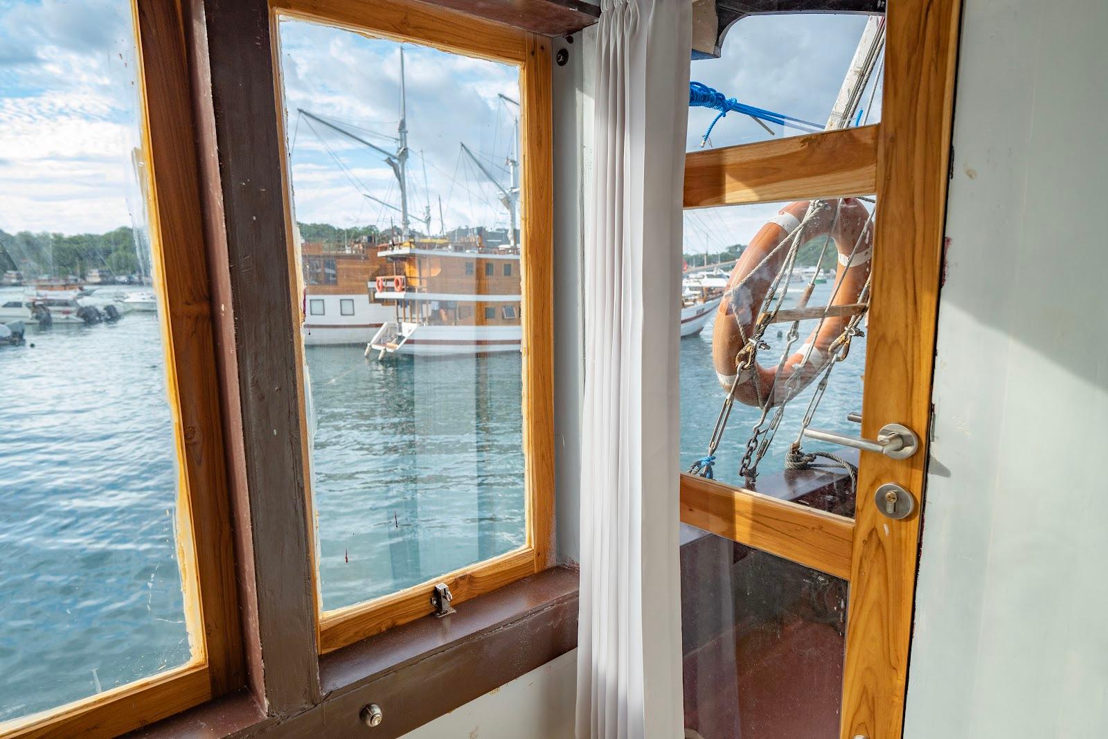 Alfathran — 6. Master Ocean View - upper deck(queen bed + Extra Single Bed 2-3 pax) (image 5)