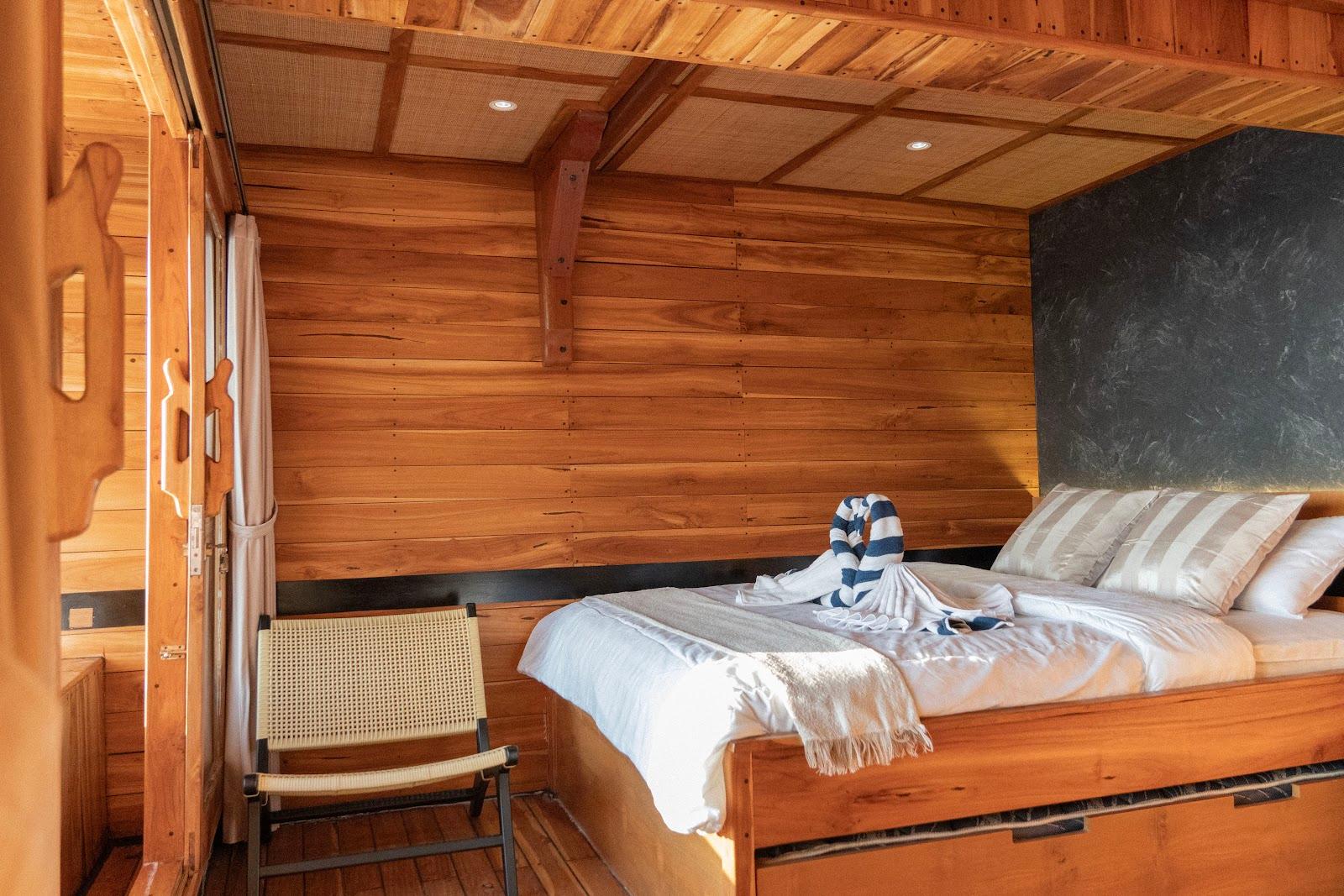 Lamborajo 3 — Cabin 5 (Master Ocean - Queen bed + Extra Single Bed + private bathroom and jacuzzi) (image 10)