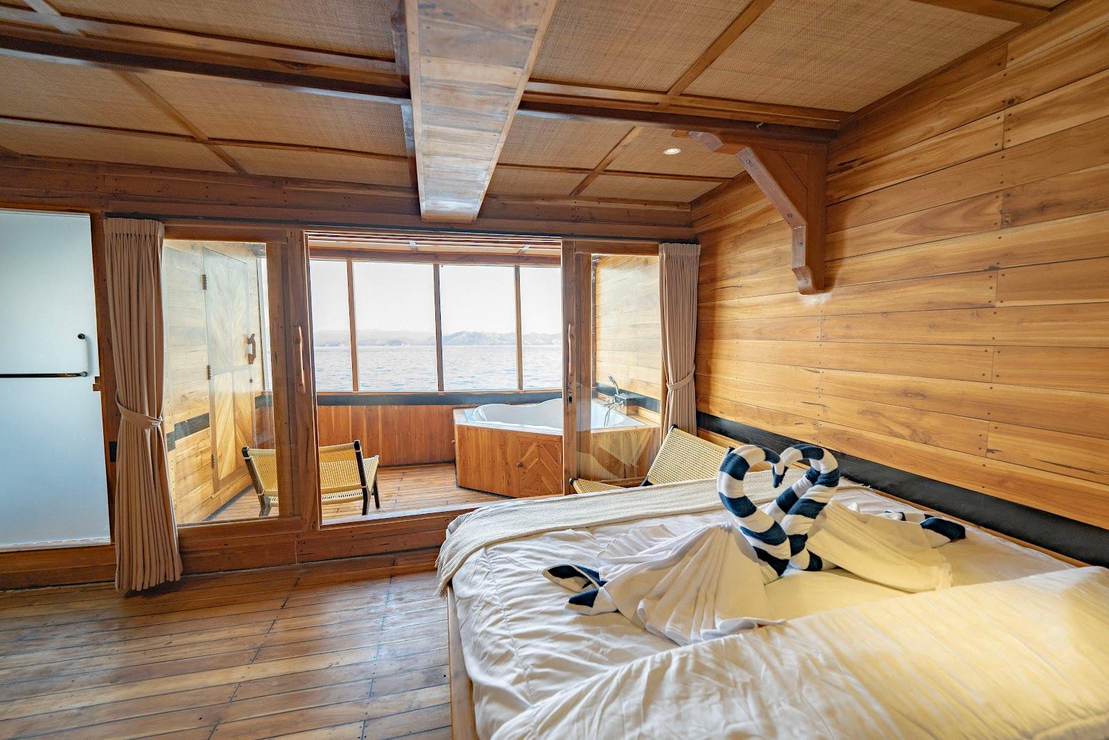 Lamborajo 3 — Cabin 5 (Master Ocean - Queen bed + Extra Single Bed + private bathroom and jacuzzi) (image 17)