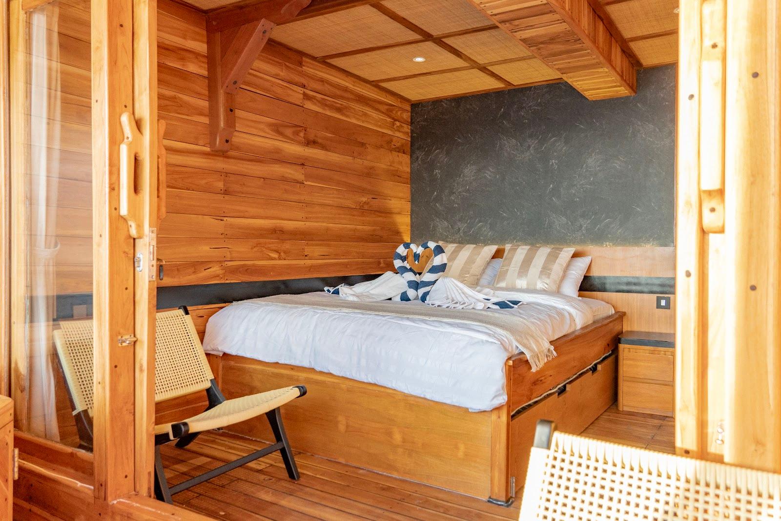 Lamborajo 3 — Cabin 5 (Master Ocean - Queen bed + Extra Single Bed + private bathroom and jacuzzi) (image 5)