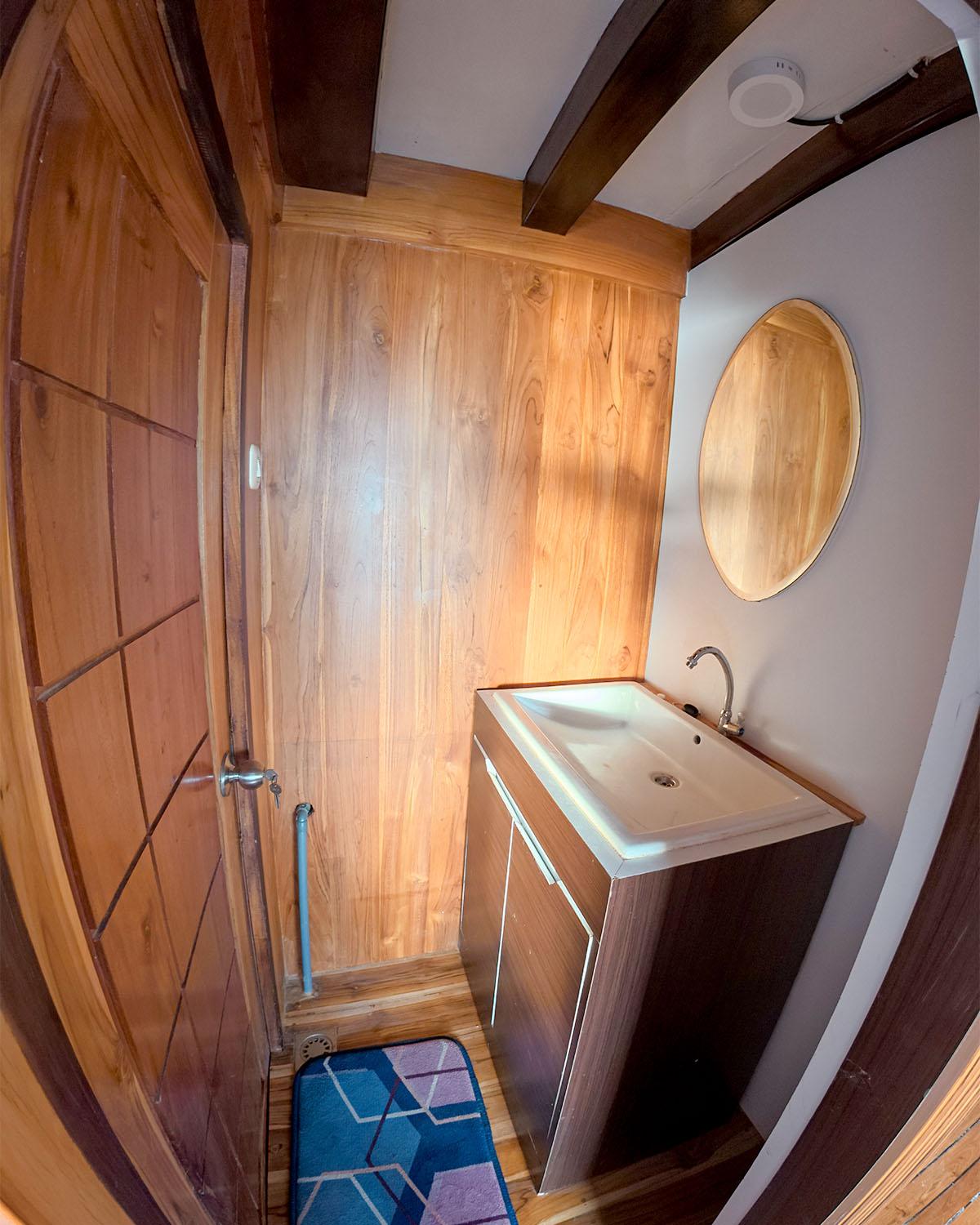 Alfathran 3 — Cabin 1-2 : Senggigi Room (Queen Bed + 3x Extra Bed, Private Bathroom, Balcony) (image 6)