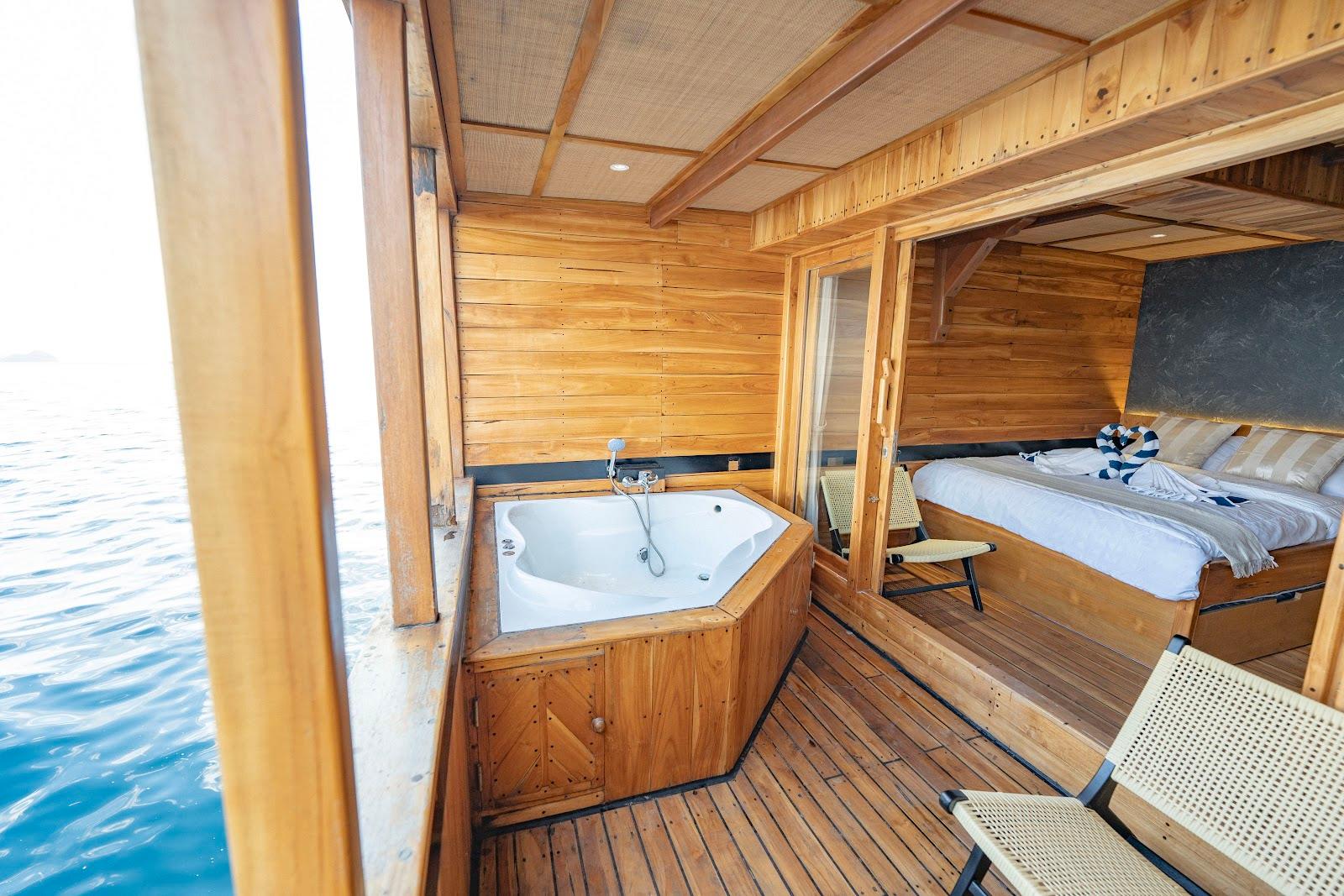 Lamborajo 3 — Cabin 5 (Master Ocean - Queen bed + Extra Single Bed + private bathroom and jacuzzi) (image 18)